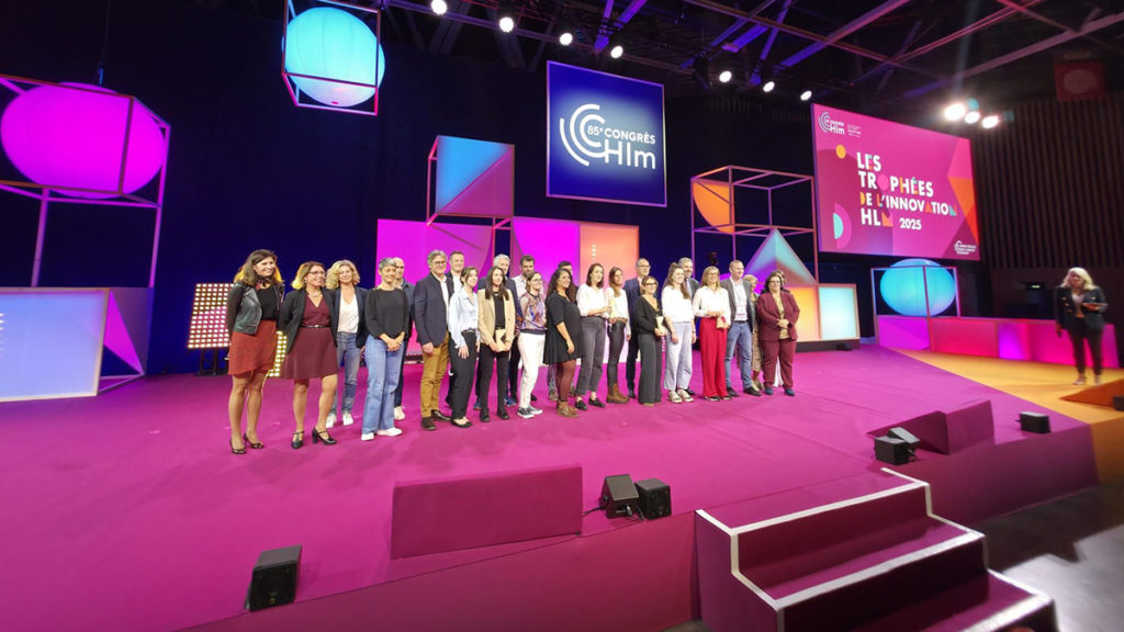 Photo de groupe lors de la remise des Trophées de l’innovation HLM 2025
