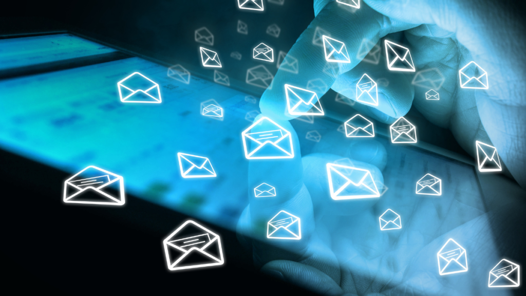 Écran de tablette avec des icônes d'enveloppe qui s'en échappent