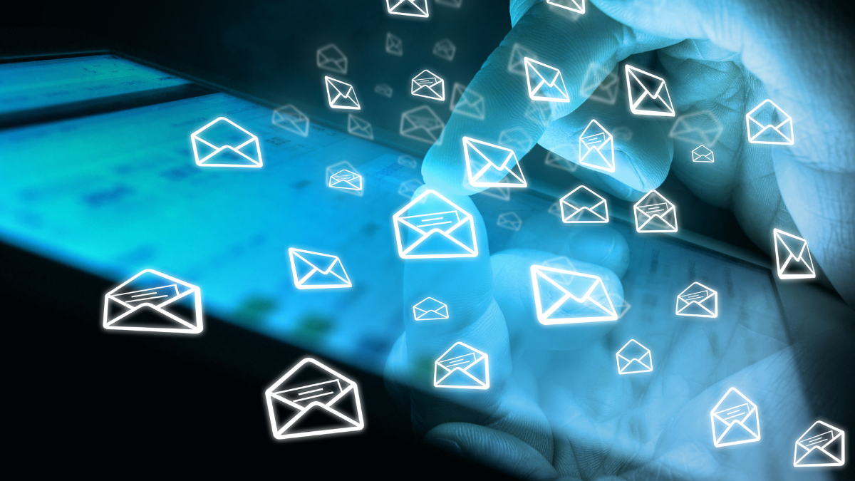 Écran de tablette avec des icônes d'enveloppe qui s'en échappent