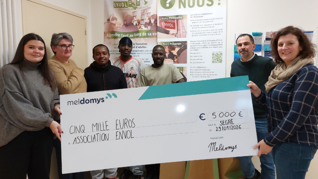 Photo de groupe de l'équipe Meldomys et de membres de l'association EnVol tenant un chèque de 5 000 €