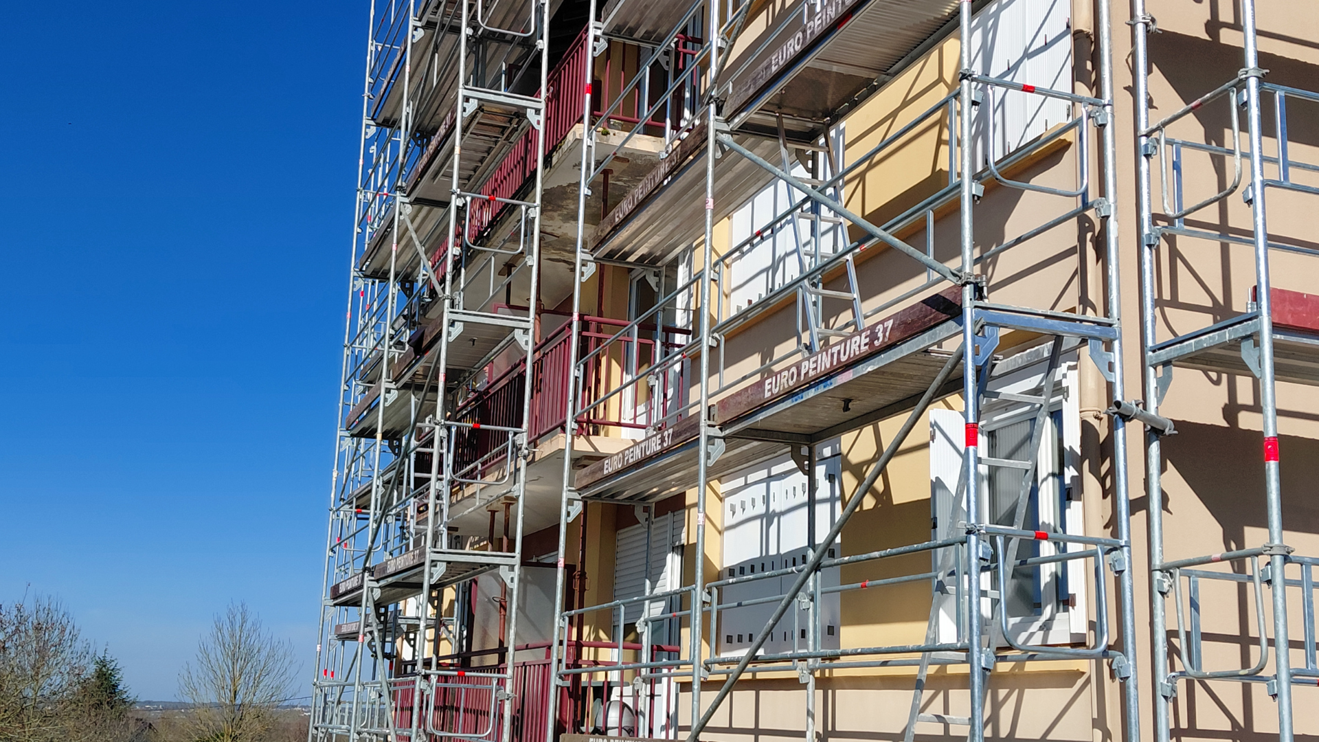 Vue extérieure de la façade de l'immeuble en réhabilitation à Chalonnes-sur-Loire