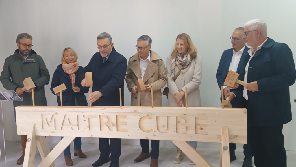 Photo de groupe lors de la pose de 1ère poutre à Avrillé