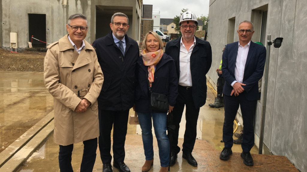 Photo de groupe lors de la pose de 1ère poutre à Avrillé