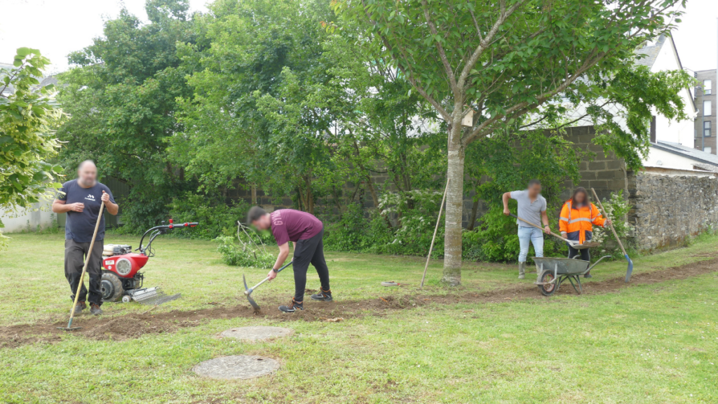 Collaborateurs Meldomys en train d'entretenir des espaces verts