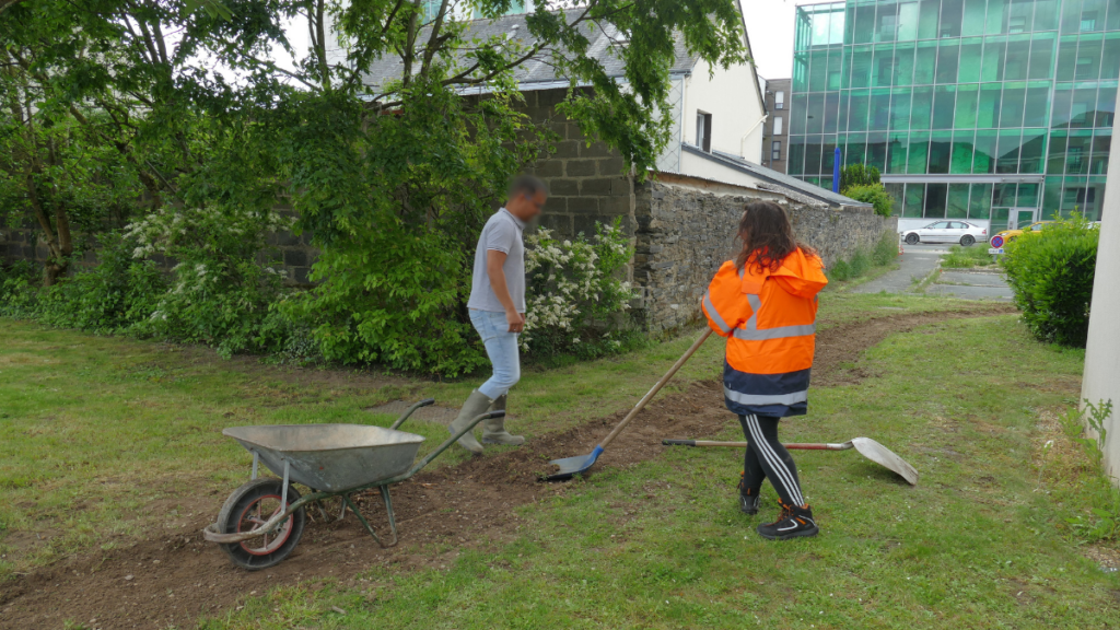 Collaborateurs Meldomys en train d'entretenir des espaces verts