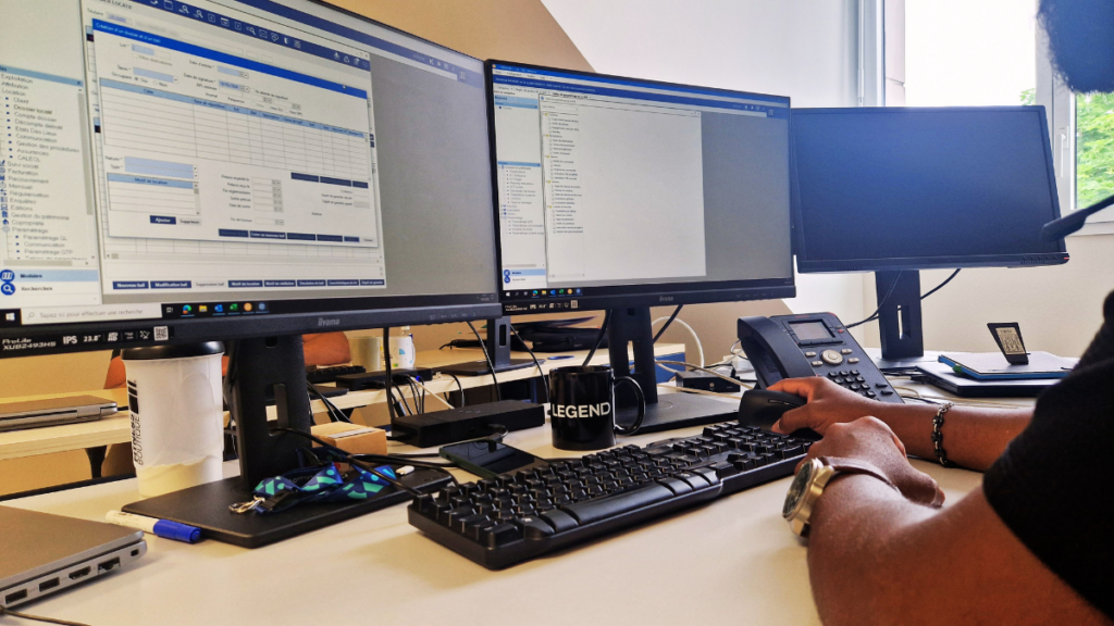 Homme utilisant le logiciel Prem depuis son poste de travail