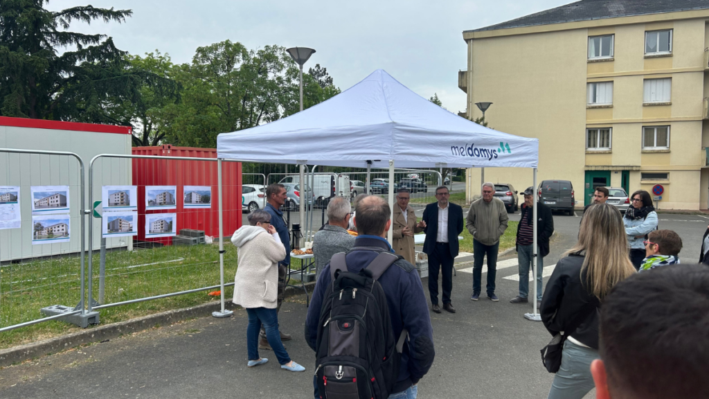 Élus, locataires et entreprises au petit-déjeuner de chantier, portant sur 66 logements, pour la résidence rue Albert Schweitzer, à Avrillé