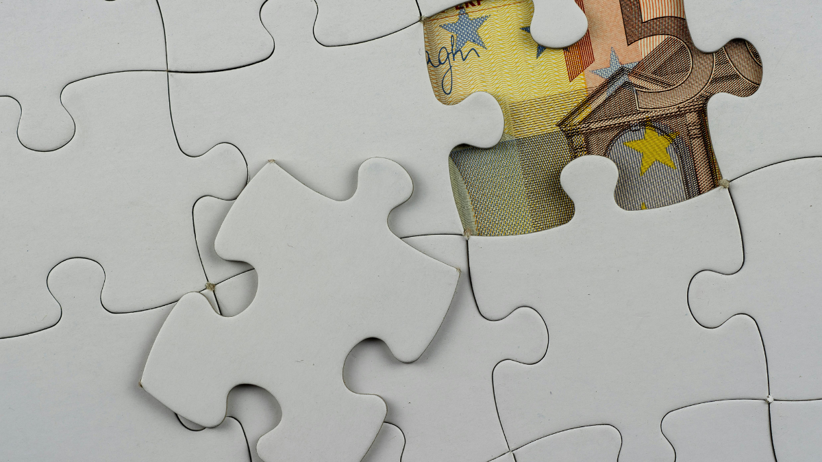 Pièces de puzzle avec un billet caché en dessous