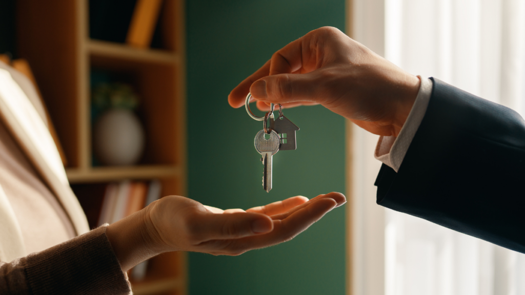 Homme tendant des clés de maison à une femme